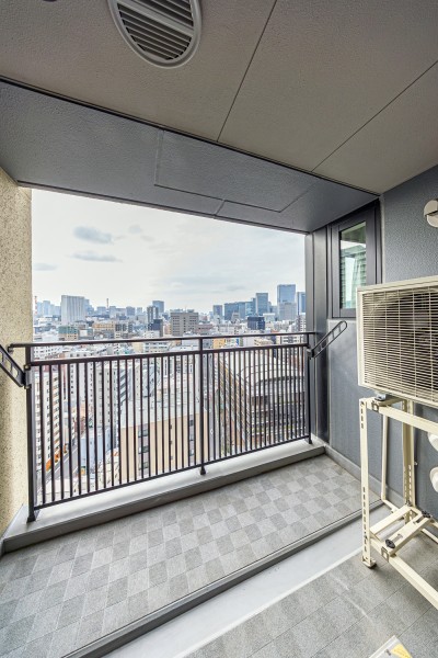 心地よい陽光を取り込み、空間をゆるやかに紡ぐバルコニーです。広がる青空を眺めてほっと一息、リフレッシュスペースにどうぞ！