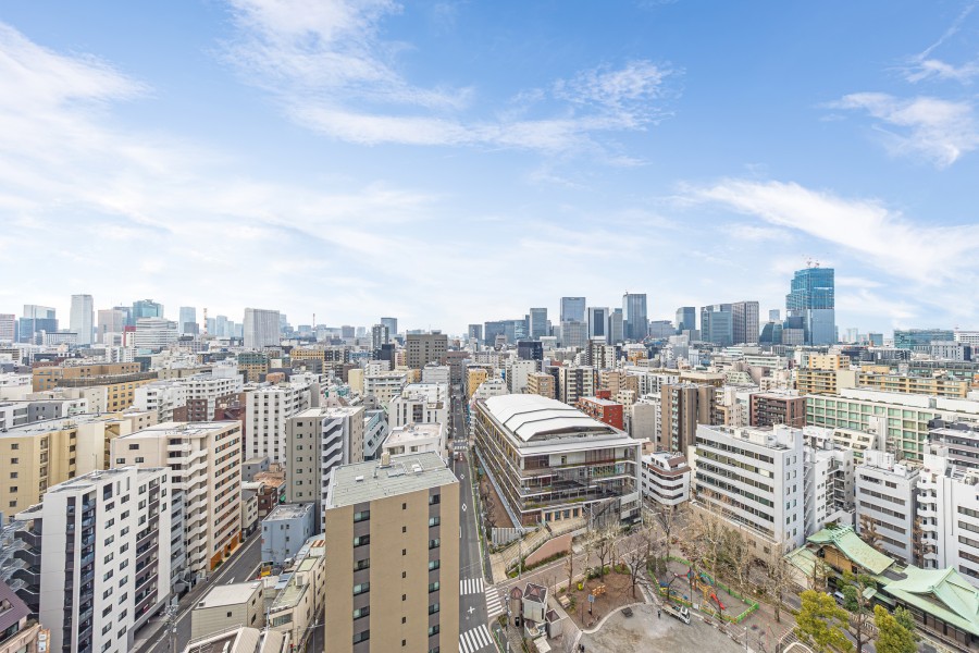 都心の刺激を間近に感じつつ、喧騒と一線を画す居住空間がここにあります。青空を手中におさめ、思わず深呼吸したくなる眺めを堪能できます。