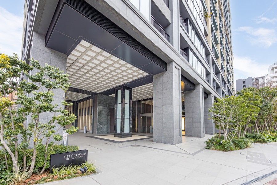 都心における凛とした存在感を主張するエンブレムが出迎えるエントランスです。堂々たる趣の中に居心地の良さも感じさせ、安らぎの居住空間へ誘います。