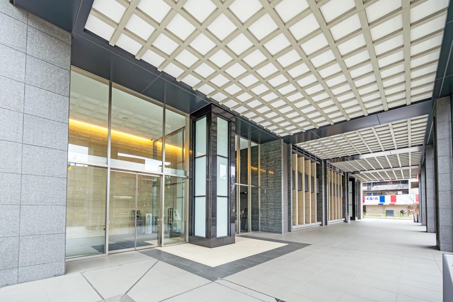 気品溢れるエントランスアプローチです。時代に左右されず、将来にわたって価値が継続する「上質」な佇まいです。