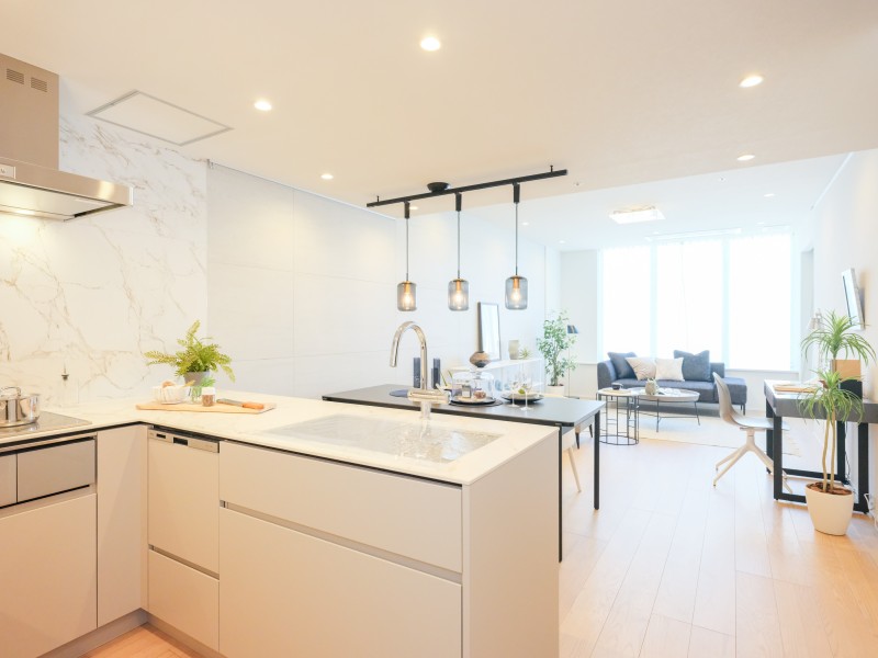 お部屋の雰囲気に溶け込む田中工藝製オリジナルキッチンを採用しています。使い勝手の良いコの字型で作業スペースにもゆとりがあります。食洗器、ディスポーザーを搭載しているのもうれしいポイントですね。