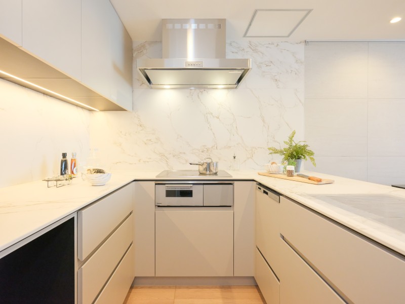 家事動線を考慮したキッチンは壁面にまでこだわった上質な空間です。間接照明がお手元を明るく照らし、家事調理の時間をも快適に彩ります。