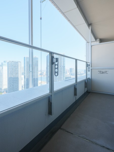 43階部分からの運河を臨む眺望良好なバルコニーです。洗濯金物付き。心地よい風が吹き抜けるリラックス空間です。