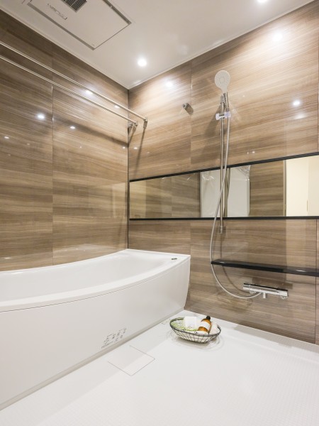 艶ありの木目調パネルが美しく、より高級感を漂わせるゆったりとしたバスルーム。一日の疲れをしっかりと癒し、心安らぐリラクゼーションタイムを心ゆくまでお楽しみいただけます。