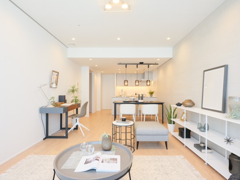 43階部分の陽当たり良好なリビングダイニングです。約20.8帖の広さを誇り、大きな窓からめいっぱいの光を取り込んだ穏やかな時間に纏われた空間です。