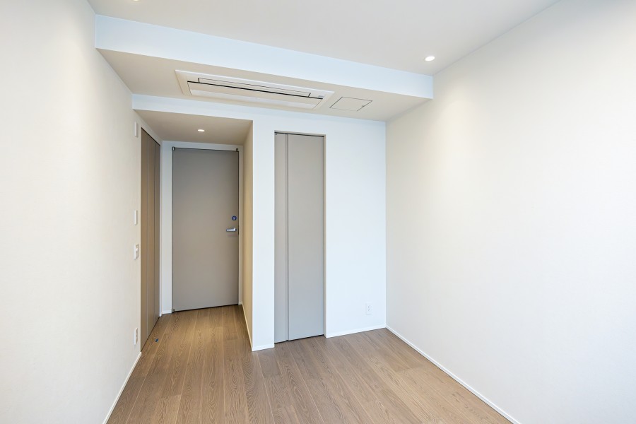 洋室1には大容量のウォークインクローゼットを備え付けました。かさばりやすいアウターやオフシーズンの家電など、たっぷり収納できそうです♪