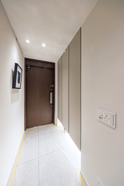 住まいの顔となる玄関は、清潔感溢れる空間です。頼もしい収納力をもつシューズボックスを備え付けました。フットライトが足元を優しく包み込みます。