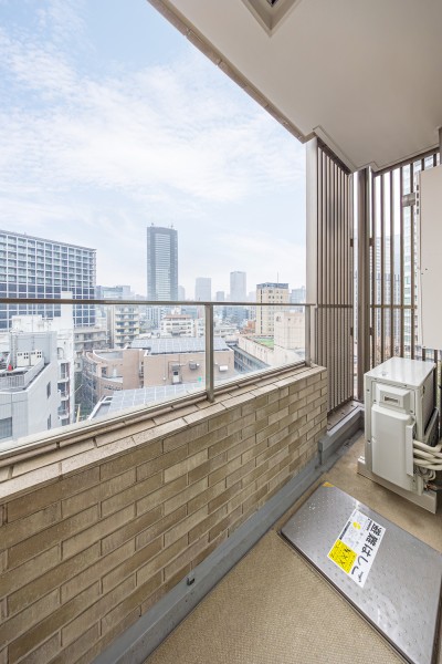 奥行きがあり隣接住戸との距離が保たれたバルコニーです。洗練された『赤坂』の空気を感じることができます。