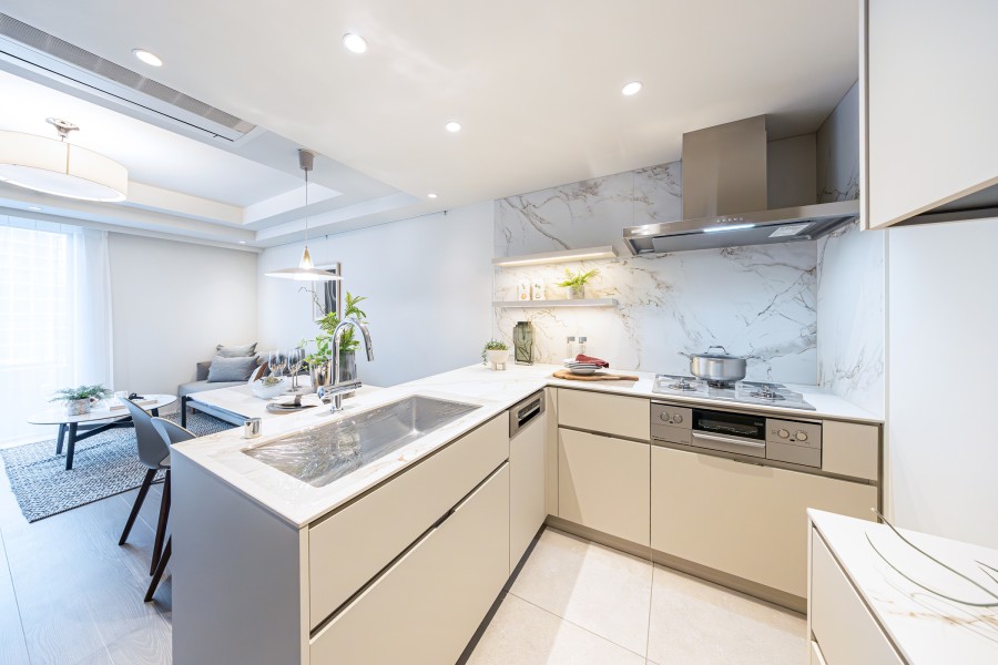 使いやすさとデザイン性を兼ね備えた田中工藝製のシステムキッチンです。上質なお部屋に調和しています。家事時短にうれしい食器洗浄機・ディスポーザー付きです。