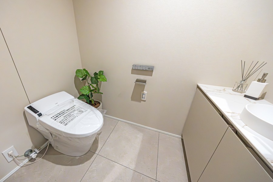 シックでまとめられたレストルームは安らぎのスペースです。タンクレストイレやスティックリモコンでスタイリッシュな空間を演出します。