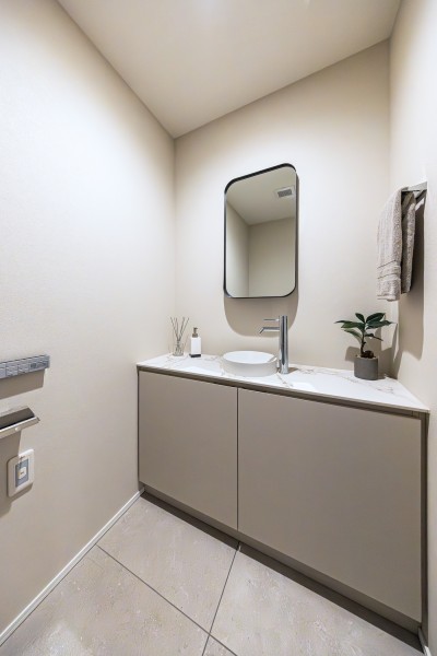 レストルームの簡単な身だしなみチェックにも便利なミラーや手洗い水栓は実用的でうれしい設備です。毎日使う場所だからこそ、清潔感と使いやすさを考慮しました。