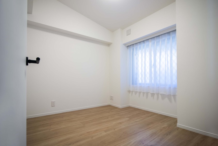 洋室3は廊下からアクセスするプライベートルーム。クローゼットがあるので、居室部分を余すことなく使えるよう、住まう人を思った工夫が施されたお部屋です。