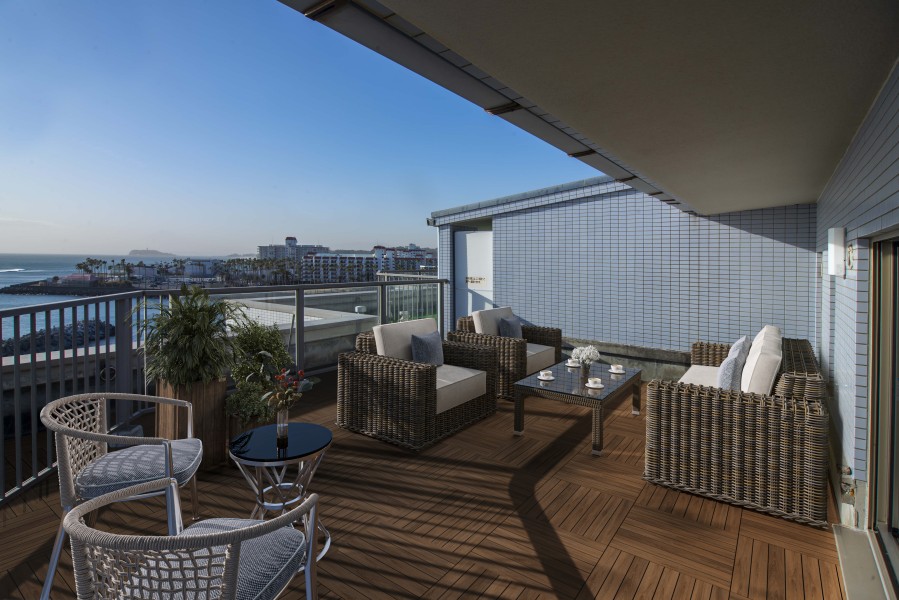 .大型ルーフテラスは、約27m²の広さがあります。暮らしの中で大切な光と風を演出してくれる居心地の良い空間です。（家具や床はイメージです。）