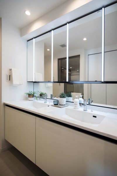 身支度の時間をも快適に彩る、美しく空間に溶け込む洗面化粧台です。