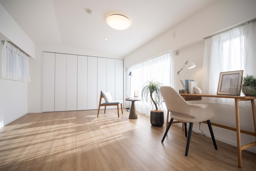 南西向きのルーフテラスに面した明るい洋室1です。約12帖の広さがあり、過ぎゆく時間をのびやかに感じ、プライべート時間を満喫できるお部屋です。