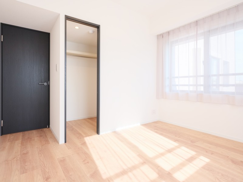 洋室1には頼もしい収納力を持つウォークインクローゼットを備え付けました。居室部分を広々とお使いいただけます。