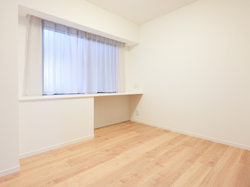 洋室3は、穏やかな自然光が入り、のびのびとお過ごしいただけるお部屋です。窓際のカウンターは、住まう方の趣味や感性で飾っていただけます。