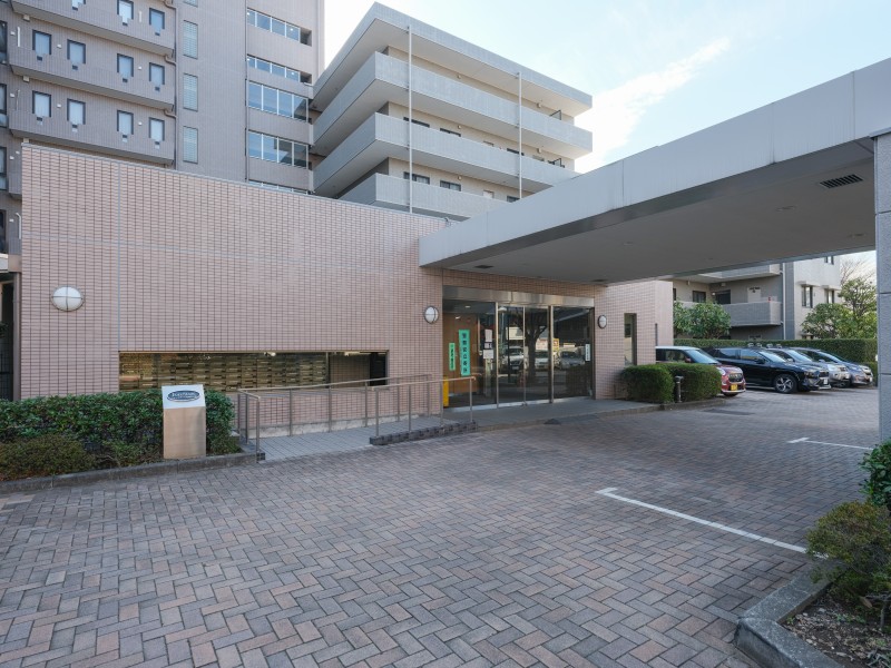 重厚感があり、機能的でもあるエントランスです。お手入れが行き届いた綺麗な共用部が、安らぎに満ちた暮らしへ誘います。