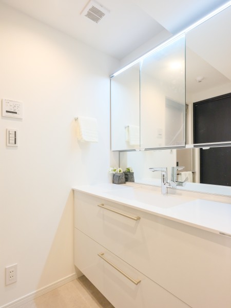 入浴後の豊かな時間を演出し、心からくつろげるプライベートスペースの洗面化粧室です。カウンター部分にもゆとりがあるので身支度がしやすいサイズです。