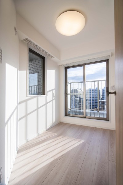 サービスルームはライフスタイルによってあらゆる用途にお使いいただける魅力的なスペースです。クローゼットがあるので収納部屋としてもお使いいただけます。