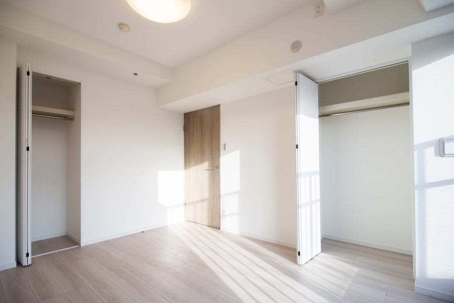 洋室1のクローゼットです。間口が広くたっぷり収納できます。また、ハンガーパイプや枕棚を活用して効率良く収納できそうです。