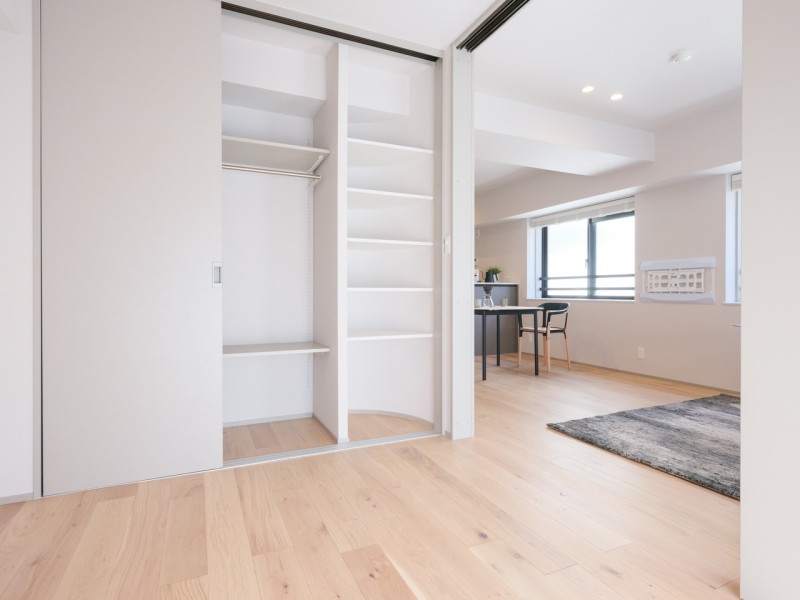 洋室１にはクローゼットと棚を造作しました。お手持ちの衣服などたっぷりと荷物を収納でき、居住空間は広くお使いいただけます。