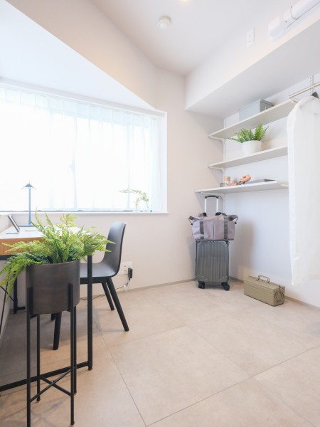 洋室２は玄関からフラットにタイルを敷設しました。異国風の住まいを演出し、プライベート性の高い時間を過ごせます。