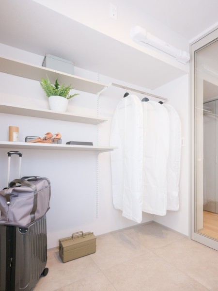 洋室２には衣類の収納に便利なクローゼットに加えて、インテリアとしても楽しめる可動式の収納棚を備え付けました。