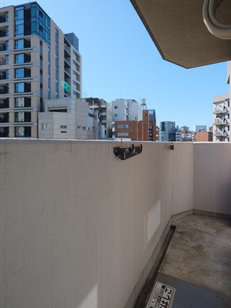 バルコニーは、都心の刺激を間近にしつつ、めいっぱいリフレッシュできる大切な空間です。物干し金物付きなので、簡単に洗濯物が干せますね♪