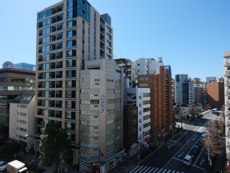 バルコニーからの眺望です。青々とした開けた空を見渡せます。清らかで穏やかな時間が流れ、日々をアップデートできそうです。