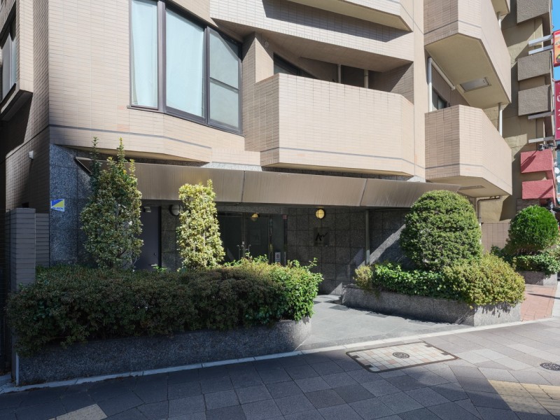 エントランスへと続く明るいアプローチです。都市に暮らすからこそ必要な、心を癒やす植栽の自然の緑が出迎えてくれます。