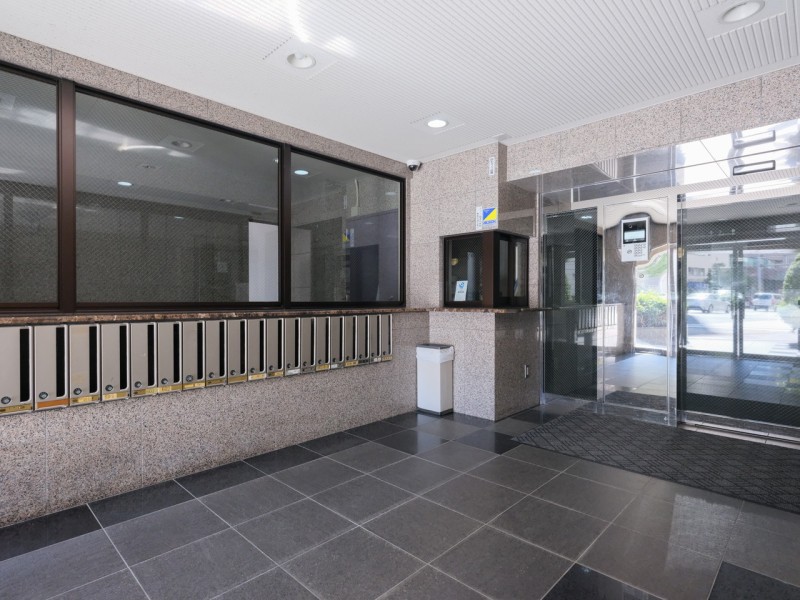 お手入れが行き届いた綺麗なエントランスロビーが、安らぎに満ちた暮らしへ誘います。整ったメールボックスからは、大切に住み継がれてきた様子が伺えます。