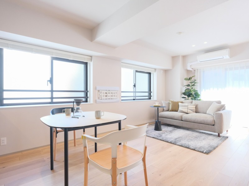 二面採光の窓から心地よい光を運んでくれる、おだやかな空気に纏われたリビングダイニングです。自然の優しい温もりを添えた居心地の良い内装に仕上がりました。