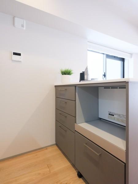 キッチンとお揃いでスタイリッシュなカップボードを備え付けました。収納も作業スペースも広いので、お二人以上での料理が楽しめます。