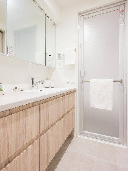 入浴後の豊かな時間を演出し、心からくつろげるプライベートスペースの洗面化粧室です。豊かな洗面空間での暮らしを、毎日お楽しみいただけます。