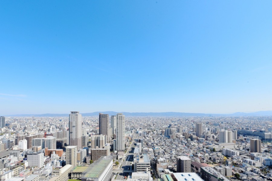 ３３階部分、遠く生駒山の緑と大阪市街の街並み、大きな空が開放感を感じさせます。時間や景色とともに変化していく空と山々の自然を眺めながら大きく伸びをしたくなるような空間です。