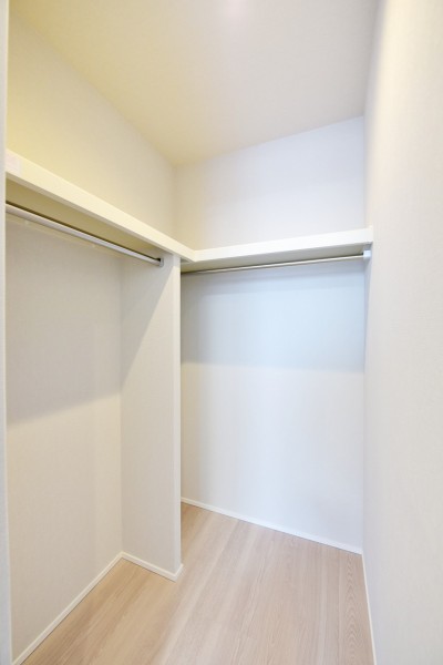 洋室1にはハンガーパイプに枕棚を備え付けたウォークインクローゼットをご用意しています。お気に入りのお洋服や小物、普段使いしないキャリーケースなどもたっぷり収納できるスペースです。