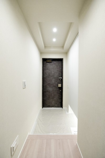 フットライトが優しく足元を照らし家族を出迎えてくれる玄関です。人感センサーライト設置済みで、遅い時間や手が塞がっているときも自動点灯で明るく迎えてくれるので安心です。