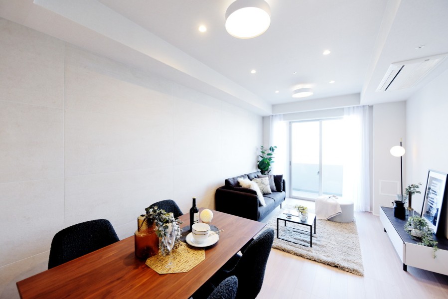 前面を遮るものの無いバルコニーから明るい朝日が差し込み、気持ちよく一日の始まりを迎えられます。壁一面にはタイルを貼り、シンプルながらも高級感のある空間を演出しています。