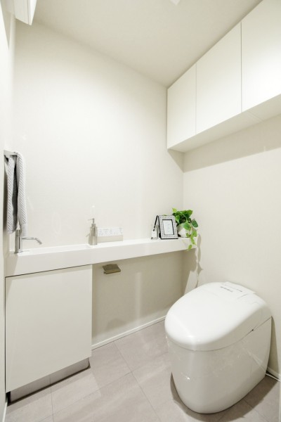 空間をすっきりとスタイリッシュに見せるタンクレストイレを採用しました。手洗いカウンターを設置しておりますので、家族もゲストも気兼ねなく使用でき、清潔に保てます。
