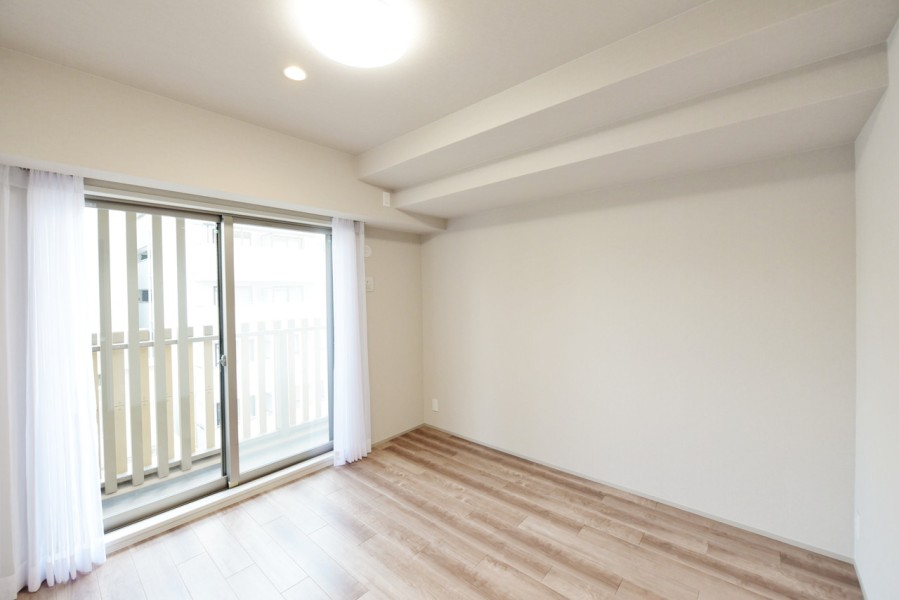 洋室2（約6.3帖）は凹凸も少なく、家具の配置もしやすくなっています。窓から差し込む優しい光に包まれながら、心と体をゆったりと休めることができます。