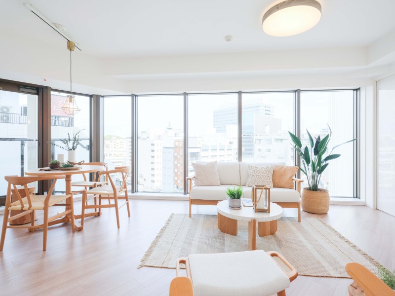 心がほっとする陽光が注がれるリビングダイニングは、開放感と安らぎを享受したのびやかな住空間です。お食事中も明るい日差しを感じながら過ごせそうです。