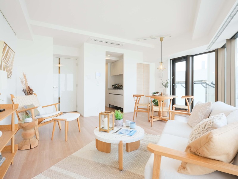 贅沢な広さのリビングダイニングキッチンではじまる余裕のある暮らし。リビングには床暖房を敷設したので、寒い季節もあたたかくお過ごしいただけます。