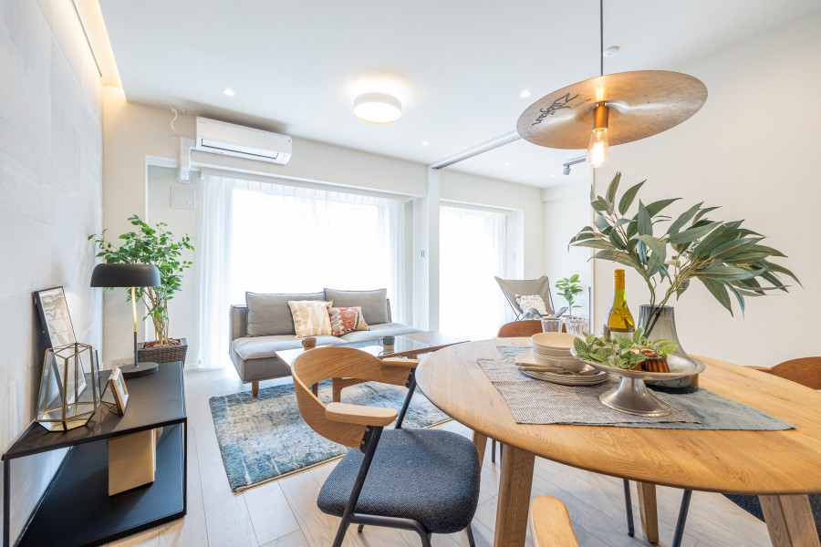 大きな窓から眩いほどの陽光が注がれる安らぎの空間です。上質で洗練された穏やかな暮らしを実現できそうです。