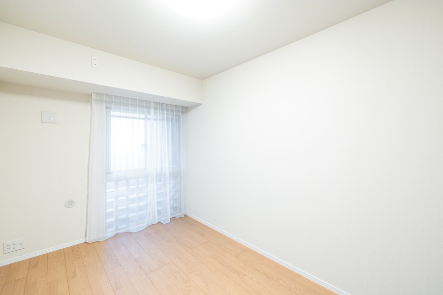 主寝室にぴったりな洋室２(約6.3帖)です。素朴さと、どんなインテリアも受け止める柔軟性が魅力です。間口の広いクローゼットを備え付けています。