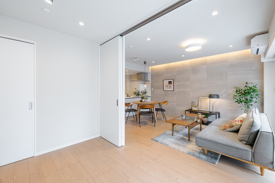 リビングに隣接した洋室３です。普段は引き戸を開放し拡張リビングとして使ったり、来客時は引き戸を閉めてプライベート空間を隠したり、フレキシブルにお使いいただけます。