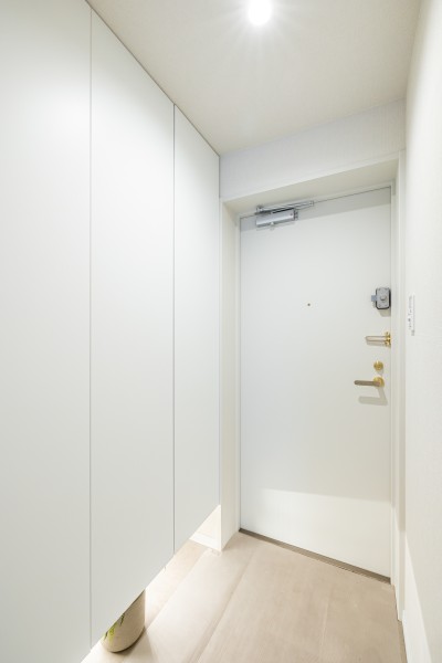 玄関は爽やかな空間に仕上げました。シューズボックスがあるので、お手持ちの靴をしっかりと収納でき玄関先をきれいな状態に保てますね。