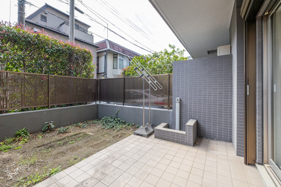 ガーデニングを楽しめる専用庭です。ガーデンシンク付。暮らしに大切な光と風をめいっぱい感じることができるリフレッシュスペースです。