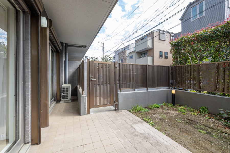 テラスは専用駐車場に直結しています。買い物の荷物などをテラスから直接入れることができてとても便利ですね。