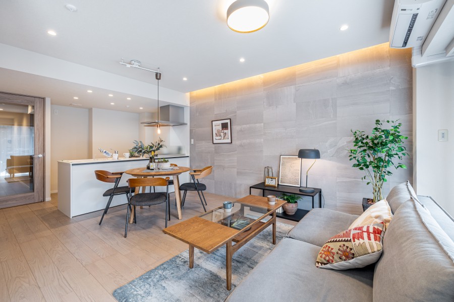 品格のある石積みの風合いが、くつろぎの空間を上質に演出したリビングです。エコカラットには消臭・調湿効果があり、お手入れも水拭きでさっと簡単です。